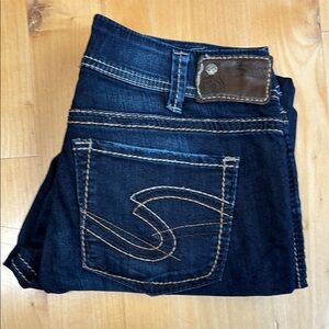SILVER JEANS CO | Dark Blue Suki Capri
